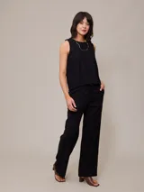 Pantalon de corte recto y tiro medio, confeccionado en una mezcla de algodon y lino. Presenta cierre frontal con boton y bolsillos laterales.