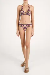 Top de bikini estilo halter con estampado geométrico multicolor en tonos bordó, verde, tostado y blanco, y detalle de argolla central.