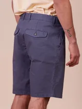 Bermuda de gabardina color azul piedra, con bolsillos laterales y traseros.