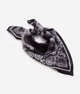 Pañuelo cuadrado de poliéster con estampa paisley en tonos oscuros y blancos, de caída ligera y diseño versátil.