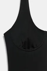 Top de cuello halter con diseño ajustado y escote con costuras tipo corset en el busto. Presenta espalda descubierta y bajo recto.