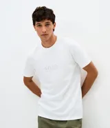 Remera masculina Blue Steel, de color blanco y corte regular. Con cuello redondo, mangas cortas y una estampa localizada minimalista en el pecho con iconos de viaje y la inscripción "PACK, HIKE, CAMP, REFLECT".