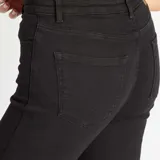 Pantalón de jean negro, corte skinny, tiro alto y cierre frontal con cuatro botones.