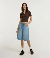 Blusa en rib marrón con cuello polo, escote en V y manga corta.