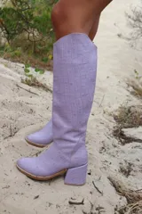 Botas altas color camel de gamuza con taco bloque y cierre lateral.