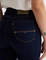 Jean chupín de tiro alto color azul oscuro.