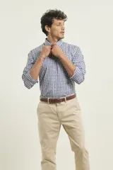 Camisa sport de hombre a cuadros blancos y azules, de manga larga y cuello button-down.