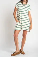 Vestido corto de corte recto y holgado con diseño de rayas horizontales verdes y fondo crudo, escote redondo y mangas corta.