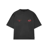 Remera negra de algodón con efecto gastado, corte oversize y estampado en la espalda con una estrella y la palabra "Venefo" en rojo.