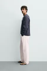 Camiseta relaxed fit de manga larga, con cuello redondo y estampado de rayas horizontales en azul marino y gris.