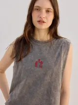 Musculosa crop de algodón con efecto acid wash en color gris, cuello redondo y detalle de bordado rojo en el centro del pecho.