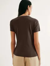 Camiseta básica de corte ajustado, manga corta y cuello redondo, en color naranja.