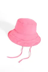 Gorro tipo bucket de nylon color rosa vibrante, con ala ancha y tiras ajustables para sujetar bajo la barbilla.