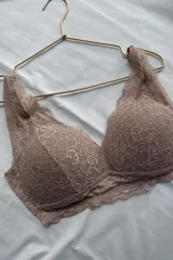 Soutien de puntilla elastizada color rosa viejo, sin aro y con copa. Breteles anchos regulables forrados en puntilla y base ancha para mayor sujeción.