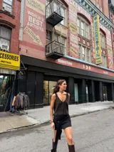 Top de tejido de punto color beige dorado, con escote en V y espalda abierta.