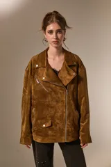 Chaqueta tipo biker de gamuza sintética en color marrón, con cuello solapa, cierre frontal cruzado, bolsillos con cierre y detalle de bolsillo pequeño con solapa y botón metálico.