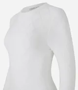 Suéter de punto color blanco con cuello redondo y mangas largas. Presenta una textura geométrica de losangos en toda la prenda y un corte ajustado al cuerpo.