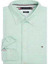 Camisa Tommy Hilfiger de hombre, modelo 1985, de corte regular, confeccionada en algodón orgánico Oxford con diseño de cuadros Vichy en tonos verde y blanco. Presenta cuello abotonado, puños redondeados con doble botón y logo bordado en el pecho.