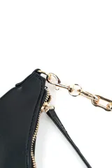 Cartera de mano tipo hobo color negro, de diseño curvo y estructura suave, con detalle de cadena metálica dorada y correa de hombro.