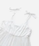 Vestido midi blanco confeccionado en tejido de viscosa con hilo metalizado, breteles finos de moña, escote v, busto marcado y volados en la pollera.