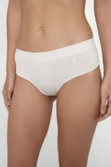 Bombacha tipo culotteless de microfibra sin costuras, con tiro bajo y cintura elástica. Presenta un diseño minimalista con un pequeño logo estampado en el frente.