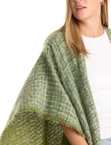 Ruana de tejido tweed con hilos de lurex, diseño abierto con terminación de flecos en los bordes.