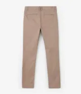Pantalón slim de sarga color gris, con cintura con trabillas, cierre de botón y cremallera, y bolsillos laterales y traseros.