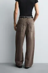 Jeans de corte holgado y amplio en toda la pierna, tiro medio. Tejido rígido con estampado a cuadros con efecto lavado. Cuenta con cinco bolsillos y cierre frontal con cremallera y botón.