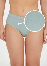 Pantie negra de corte clásico con textura acanalada.