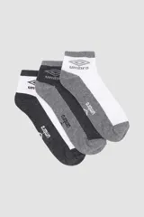 Pack de tres pares de medias deportivas cortas Umbro en tonos gris, blanco y grafito, con el logo de la marca estampado en el empeine y el talón.
