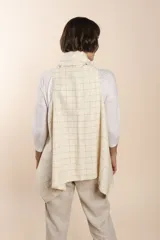 Chaleco marrón con solapas color crema y terminación en crochet.