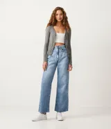 Cardigan blanco de punto con botones negros, escote en V y mangas largas. Marca Blue Steel.