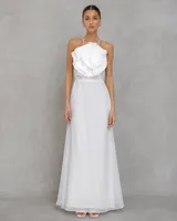 Vestido largo color blanco, con escote halter y aplique tridimensional de flor grande en el pecho.