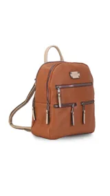 Mochila de cuero sintético en color beige con detalles en color suela. Cuenta con múltiples compartimentos frontales con cierre metálico, correas regulables y manija superior.