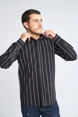 Camisa de manga larga con cuello clásico y cierre frontal abotonado. Presenta un estampado de cuadros en tonos azul marino y rojo. Confeccionada en algodón, cuenta con un corte slim fit y logo bordado en el pecho.