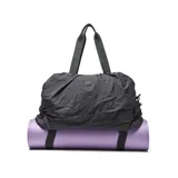 Bolso deportivo de gran capacidad, color negro, confeccionado en material textil con acabado arrugado. Cuenta con doble asa de mano acolchada, correa ajustable y desmontable, y compartimento principal con cierre doble. Incluye bolsa interior desmontable para accesorios y correas en la base para sujetar esterilla.
