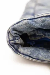 Bolso tipo shopper confeccionado en denim acolchado con diseño de paneles cuadrados. Presenta doble asa de hombro y un parche ovalado con el logo 'dl' en la parte frontal.