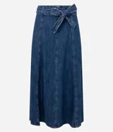 Pollera midi de corte evasé confeccionada en denim azul oscuro. Presenta recortes verticales, cintura alta con trabillas y cinturón desmontable del mismo tejido. Cuenta con cierre trasero oculto.