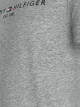 Remera gris de algodón con cuello redondo y logo de Tommy Hilfiger bordado en el pecho.