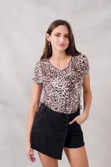 Remera de viscosa con estampado animal print, corte al cuerpo y mangas cortas.