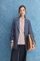 Blazer de corte recto y silueta relajada, de color tostado, con solapas clásicas y bolsillos con solapa en los laterales.