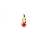 Dije charm dorado con forma de mancuerna y un cristal rojo engarzado en la parte inferior.