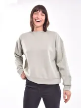 Buzo deportivo color rosa viejo, de corte holgado y mangas largas.