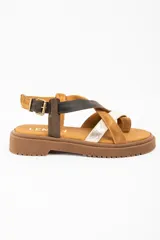 Sandalias planas de cuero para mujer, con suela track y tiras cruzadas multicolores en tonos marrón, negro y plateado texturizado, con sujección para el dedo y tira ajustable en el talón.