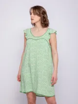 Vestido corto de viscosa con estampado a rayas verticales en tonos celeste, azul y blanco. Sin mangas, con volados en los hombros y escote cuadrado con ribete azul marino.