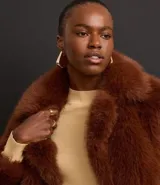 Blusa de mangas largas color verde esmeralda, confeccionada en tejido de punto con viscosa sostenible, cuello redondo y rib en puños y bajo.