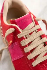 Zapatillas urbanas de gamuza color rojo con detalles en rosa.