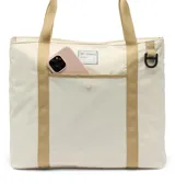 Bolso tipo tote bag Columbia modelo Cottonwood Creek, color blanco con asas y detalles en tostado. Cuenta con cierre superior con cremallera, bolsillo interior para botella, compartimento para accesorios, gran bolsillo frontal y forro interno estampado.