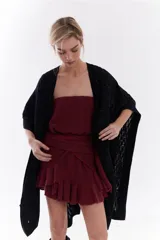 Ruana de punto color beige con detalles texturizados y tramados abiertos, ligera y versátil.