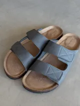 Sandalias grises con doble tira con ajuste de velcro y plantilla de corcho.